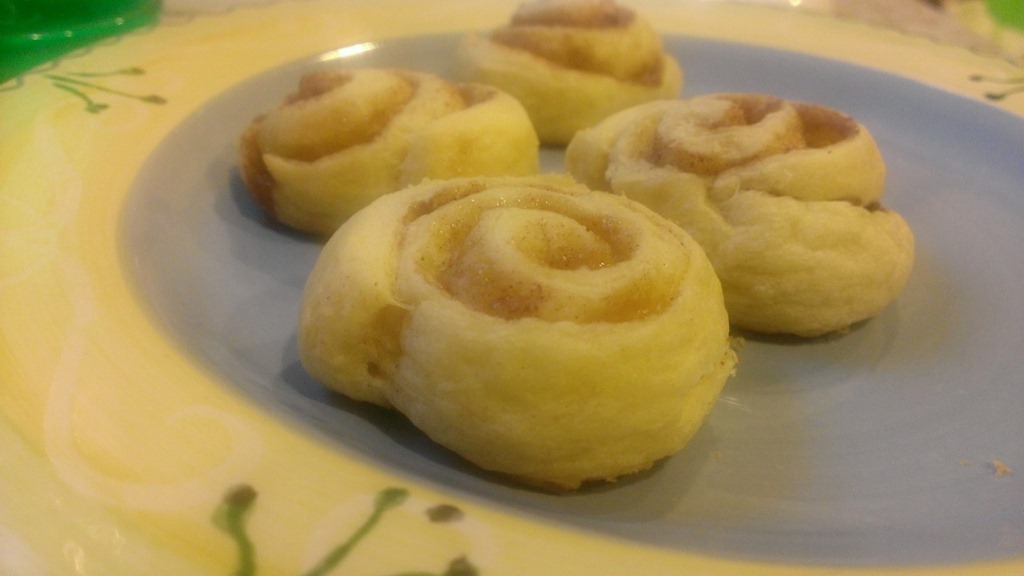 Mini cinnamon rolls from crescent rolls